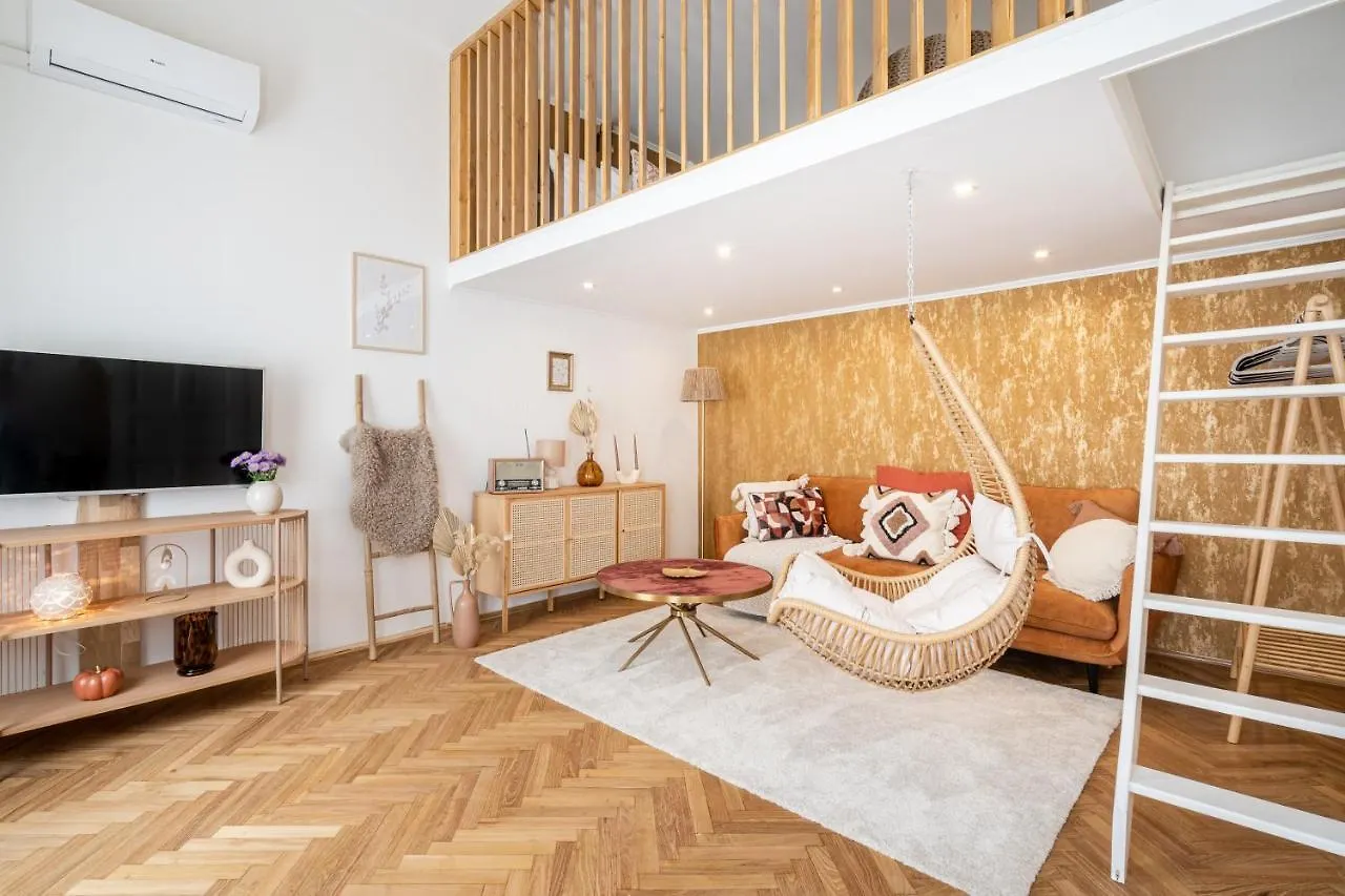 Solar System Apartment With Gallery بودابست