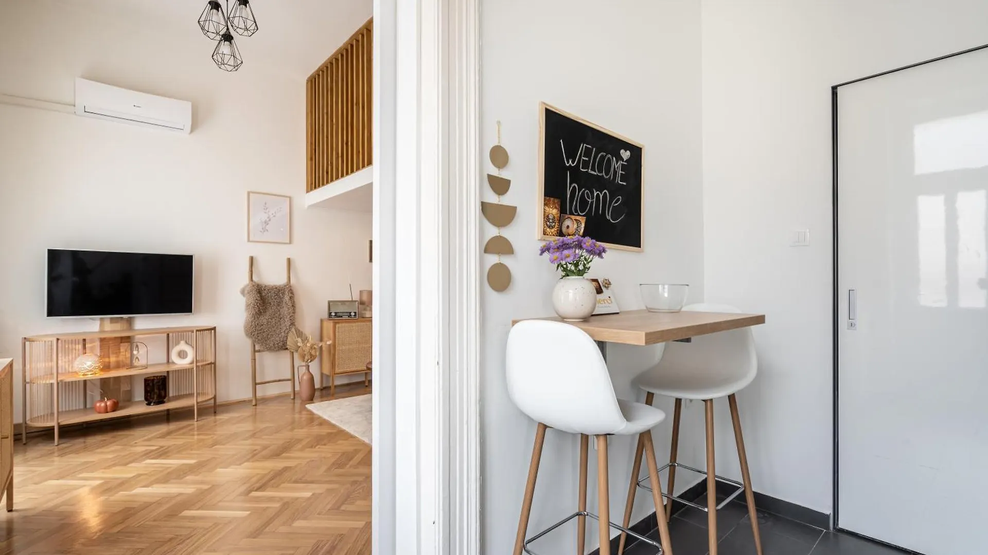 Solar System Apartment With Gallery بودابست