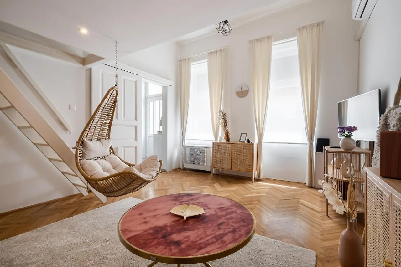 Solar System Apartment With Gallery Budapest